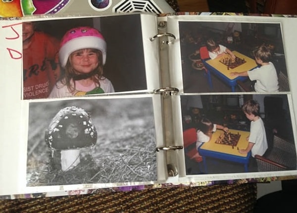 13. "Родители сказали братику, что если он не будет мыть руки, то превратится в гриб, как это было с их якобы предыдущим сыном. Для большей убедительности они даже засунули фото гриба в семейный альбом"