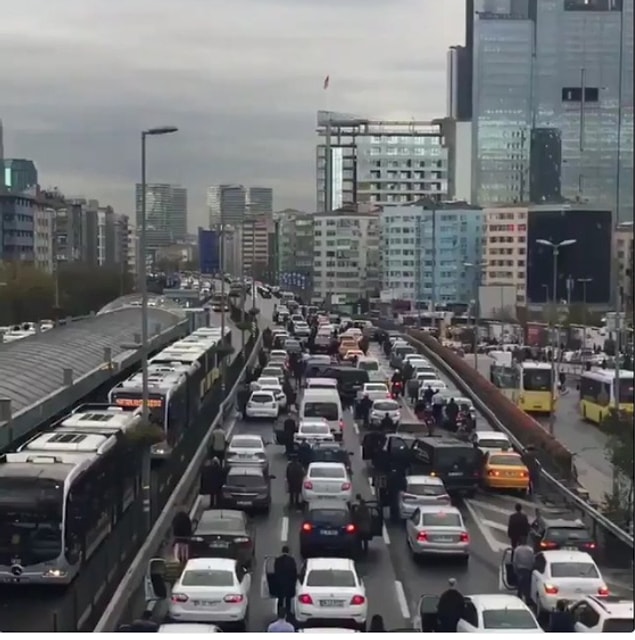 5. İşte Türkiye'den dört bir yanından saat 09:05'e yapılan saygı duruşu görüntüleri...