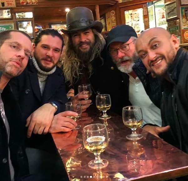 4. Спустя несколько дней после встречи с Эмилией он был уже в Белфасте, где по удачному стечению обстоятельств оказался каст «Игры престолов» на съемках!