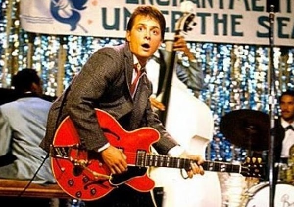 10. В культовой картине «Назад в будущее» Марти играет на гитаре Gibson ES335.