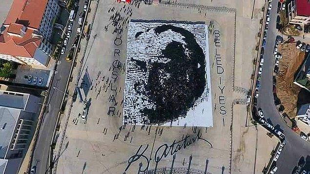 Mersin'de, 7 bin 700 kişinin katılımıyla Büyük Önder Mustafa Kemal Atatürk'ün portresi oluşturuldu.
