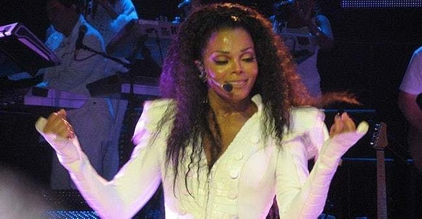 16. Джанет Джексон собирает фигурки свинок.