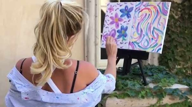 Britney Spears sayısız kişi tarafından takdir edildi. "Gözüm kapalıyken ayaklarımla daha güzel resim yaparım." kadar acımasız eleştiriler de aldı...