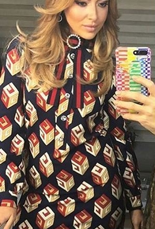 Hadise'nin O Ses Türkiye'de giydiği elbisenin gömlek versiyonu Rita Ora tarafından giyilmişti.