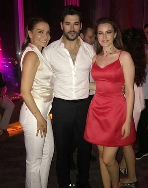 Fahriye Evcen'in kına gecesi elbisesi Selena Gomez başta olmak üzere pek çok ünlünün giydiği elbisenin aynısı değildi ama ondan esinlenilerek dikildiği açıktı.