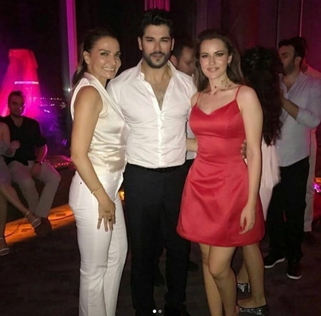 8. Fahriye Evcen'in kına gecesi elbisesi Selena Gomez başta olmak üzere pek çok ünlünün giydiği elbisenin aynısı değildi ama ondan esinlenilerek dikildiği açıktı.