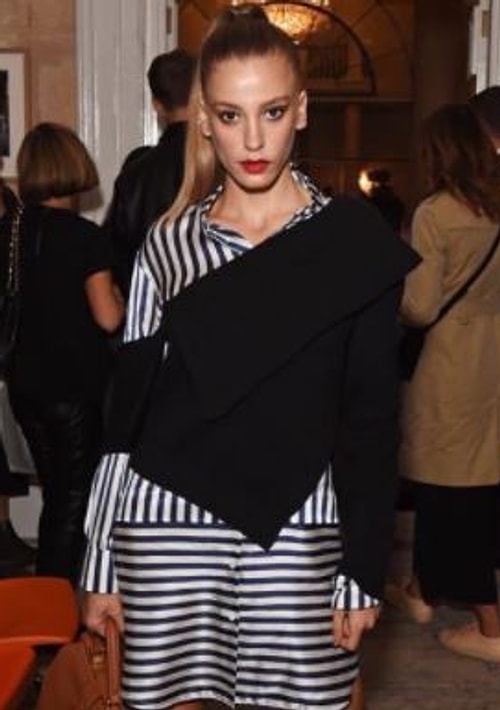 Serenay Sarıkaya ünlü bir defileyi izlemeye giderken tasarım bir elbiseyle dikkat çekmişti.