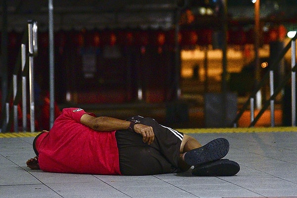 4. Вы идете по улице и замечаете лежащего на тротуаре человека. Вы подойдете к нему?