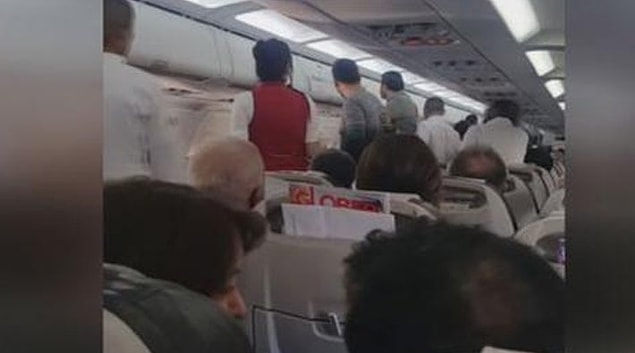 Bunun üzerine başlayan tartışma kısa sürede diğer yolcuların da araya girmesiyle kavgaya dönüştü.