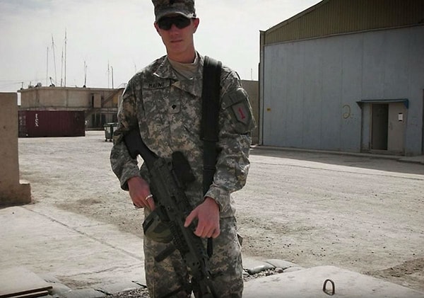 1. Джош Марино, США, служил в Ираке. Во время одной из операций неподалеку от Марино взорвался снаряд, осколки которого ранили его в голову. Командование отправило Джоша на родину, в госпиталь, лечиться.