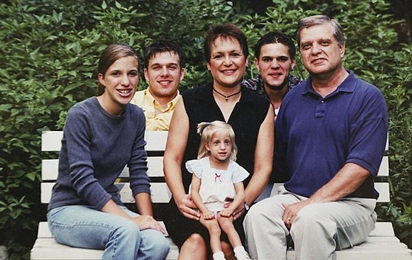 2. Девочка обрела не только родителей, но и двоих братьев — Марка и Мэтта — и сестру Келли.