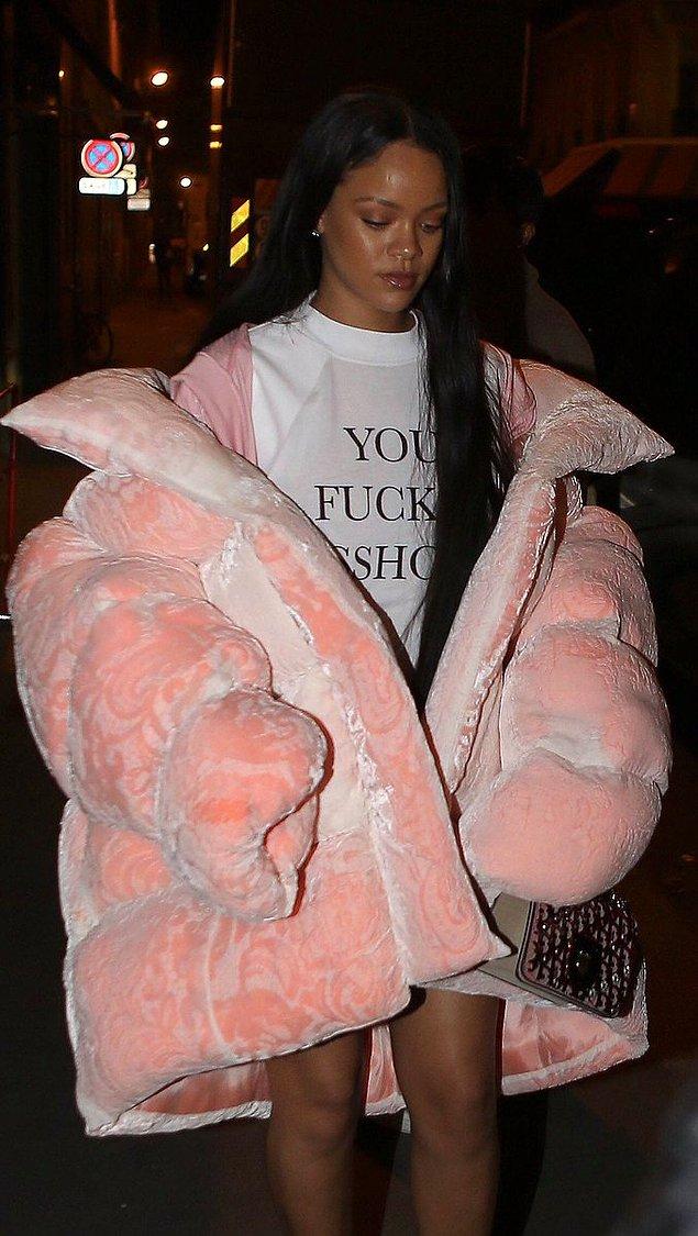 10. "You fuck'n asshole" yazılı tişört ile Fenty by Rihanna for Puma markasının çekimlerine gitmek, sadece onun yapabileceği bir cesurluk!