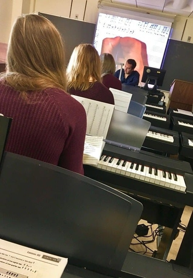7. Aynı hizada oturan, aynı saç rengine sahip, aynı renk tişört giymiş üç kız 😅