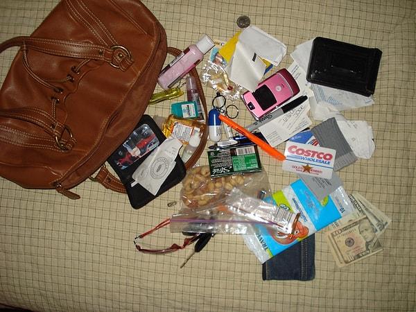 6. "Çantanızda ne var öyle bir sürü, ne koyuyorsunuz içine?"
