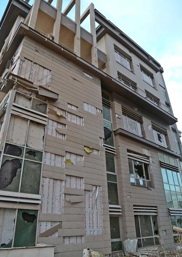Evlerdeki eşyalar sokağa savruldu, bazı evlerin çatıları uçtu, istinat duvarları yıkıldı.