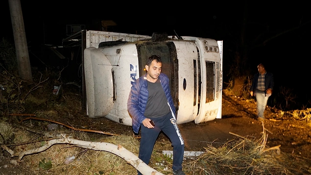 Kentin batısı 'kamyonları deviren' bir fırtına ile karşı karşıya kaldı...