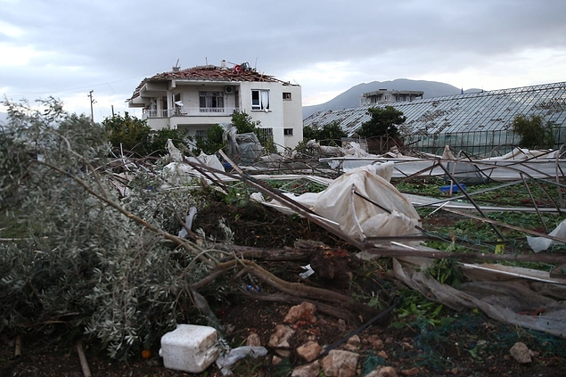 Hortum Antalya'yı Yıktı Geçti: 38 Kişi Yaralandı, 2 Bin Dönüm Sera Zarar Gördü