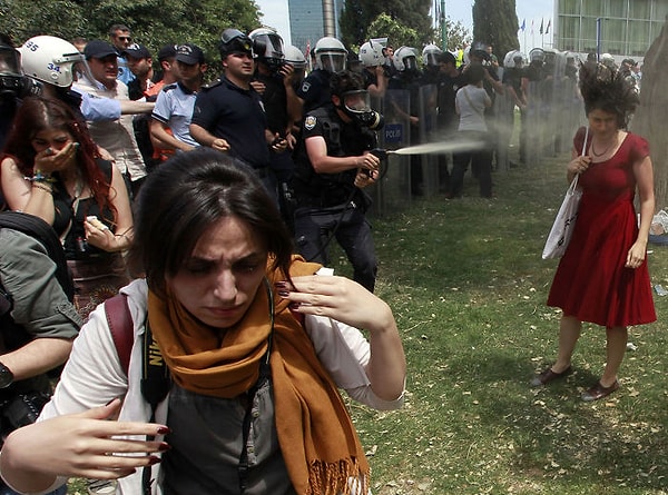 22. Gezi Parkı eylemlerinde biber gazına karşı duran Kırmızılı Kadın