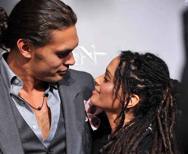 Yakisiklilik Abidesi Jason Momoa 8 Yasindan Beri Deli Gibi Asik Oldugu Lisa Bonet Ile Evlendi Onedio Com