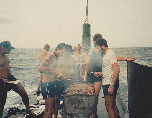 2. "Babamın gençliğinde, seyir halindeki bir denizaltının üzerinde mangal yaktığı fotoğrafı buldum."
