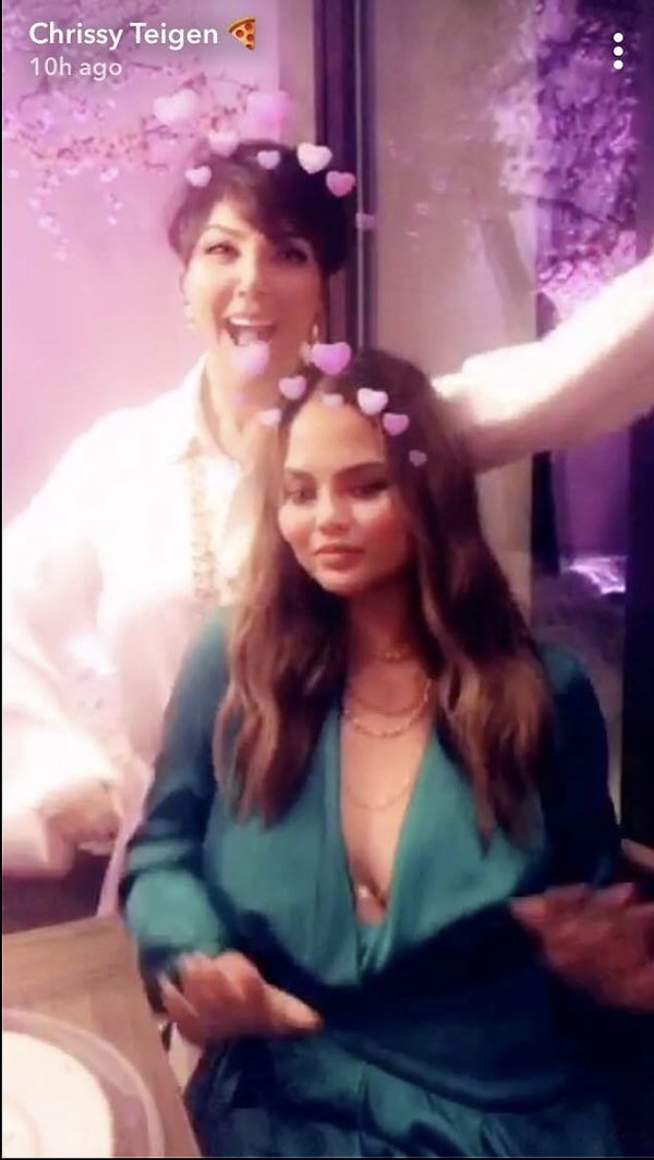 Между тем, Крисси Тейген, присутствовавшая на мероприятии, посвящённом 3-ему ребёнку четы Кардашян-Уэст, казалось, повеселилась на славу с Крис Дженнер: