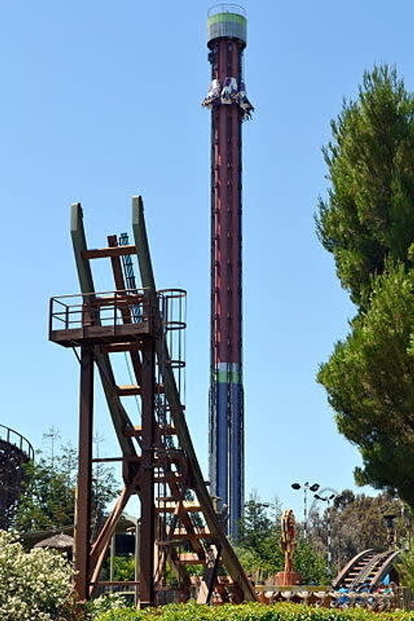 7. В 1999 году 12-летний мальчик выскользнул из своего ремня во время катания на аттракционе свободного падения в парке развлечений Paramount's Great America (Калифорния, США). До того, как упасть на землю, он пролетел 63 метра.