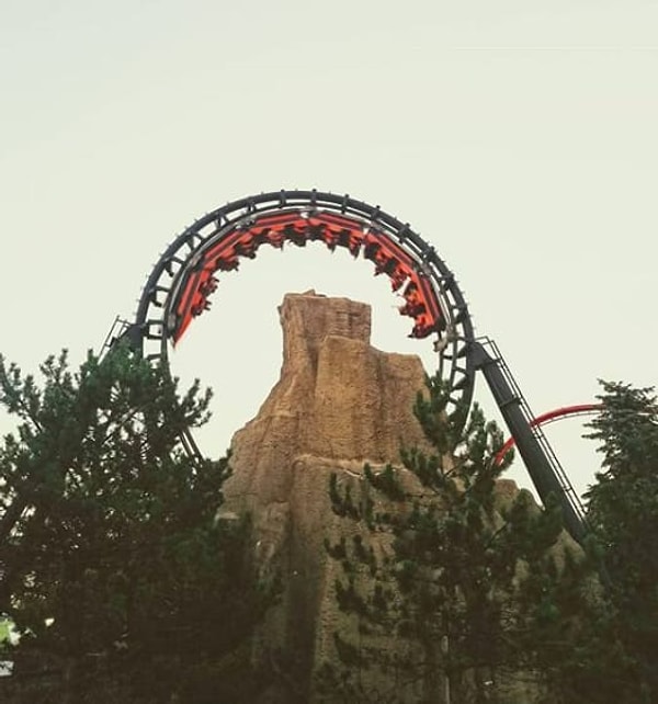 9. В 1998 году в парке развлечений Six Flags Great America (Иллинойс, США) сломался аттракцион "The Demon", и люди провисели вверх ногами около 3 часов.