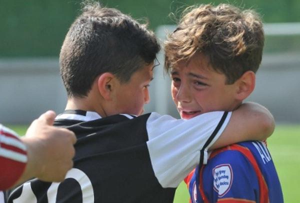 13. 10 yaş altı çocukların mücadele ettiği turnuvada kazandıktan sonra, Beşiktaşlı bir çocuk sevinmek yerine Altınordulu rakibini teselli ederek hepimizin gözlerini doldurmuştu.