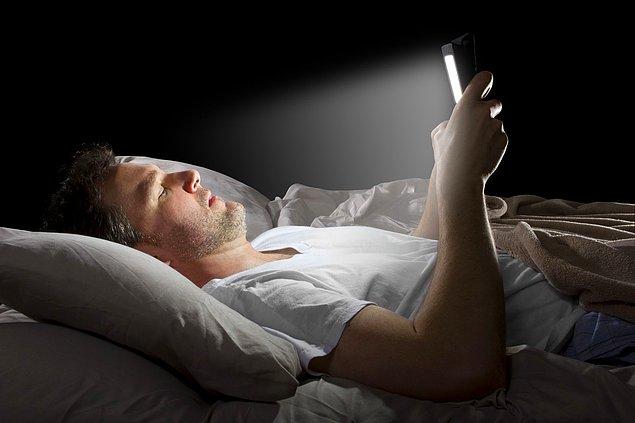 17. Yatmadan önce elektronik aygıtlardan gelecek ışıklara maruz kalmayın.