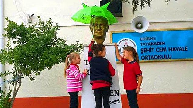 20. Teneffüse çıkan minik öğrencilerin yağmur yağarken 'O ıslanmasın diye' Atatürk büstüne tuttukları şemsiye hepimizi ağlatmış, ama umutlarımızı da tazelemişti.