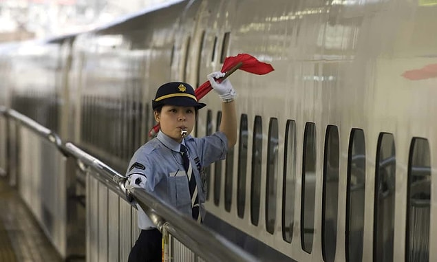 Schuyler Velasco şöyle yazdı: "Bir keresinde Tokyo trenine binmiştim, tren 2 dakika geç geldi diye birçok özür dilediler. Trenin 2 dakika geç kalmasının sebebi ise depremdi"