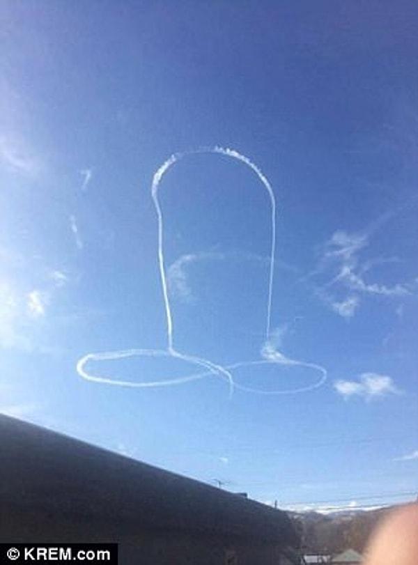 ABD Deniz Kuvvetleri Washington'da gökyüzüne askerlerinden biri tarafından çizilen bu dev penisin esprisini anlayamamışa benziyor.
