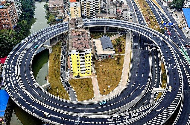8. Guangzhou'da, üç aile taşınmayı reddettiği için bu binanın etrafına halka yol inşa etmek zorunda kalındı.