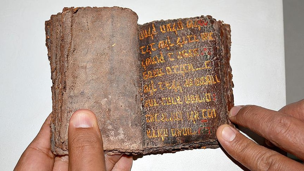 Kaçakçılar 7.5 Milyon Liraya Satacaktı: 7 Asırlık Altın Yazmalı Tevrat Emin Ellerde