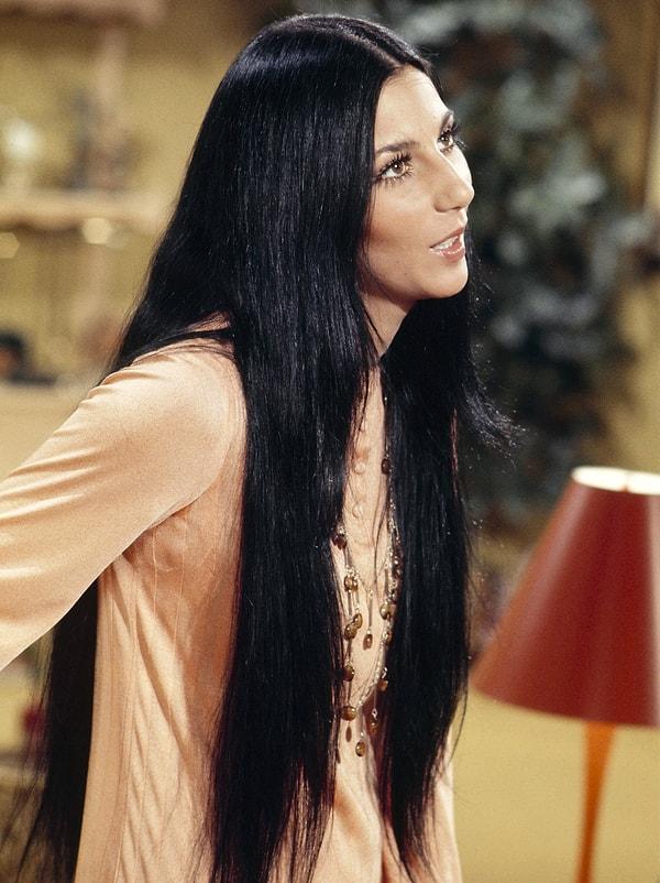 Trendin ilham kaynağı olarak ünlü şarkıcı Cher'in 70'lerdeki imajı gösteriliyor.