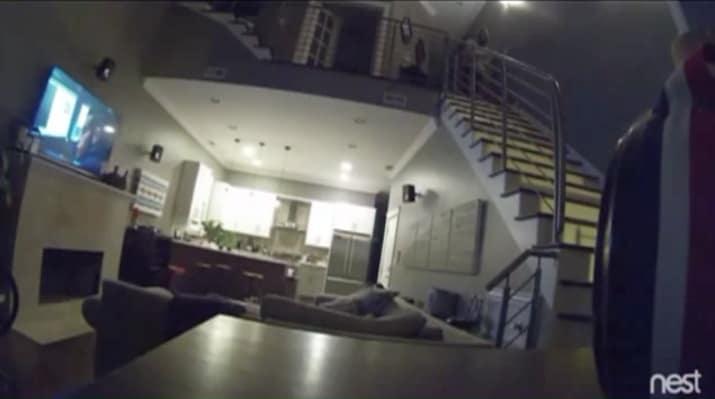 6. Chicago'da bir evde çekilen bu güvenlik kamerası görüntüsünde bir adam zorla girdiği evde, salonda koltukta uyuyan çifti izliyor.