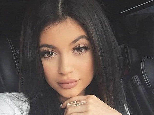 2. А сейчас уже посложнее. Подсказка: у этой девушки есть своя линия косметики