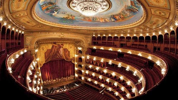 8. Pek çok otorite tarafından dünyanın en iyi opera binalarından biri olarak kabul edilen Teatro Colón'da opera izlemenin zevkini yaşayabilirsiniz.