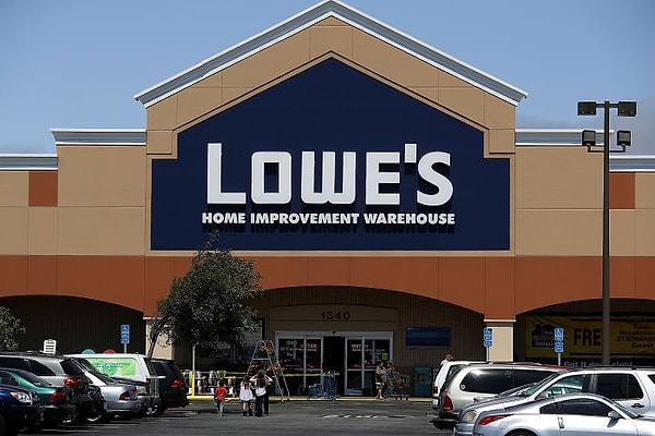 В поисках красивых кадров девушки направились в строительный магазин «Lowe’s»: «Вместо того, чтобы искать красивые пейзажи, мы решили сделать обратное и пошли в «некрасивые» места, где люди точно бы не захотели устроить фотосессию»