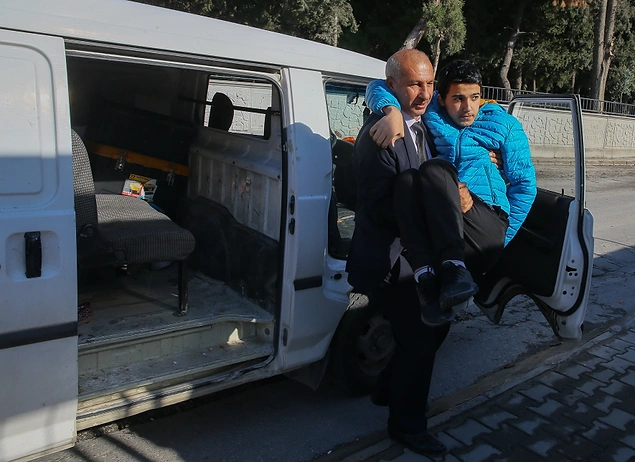 Karaköse ailesinin hayatı Samet'in lisede fizik öğretmeni Birol Danışman'la tanışmasıyla değişti.