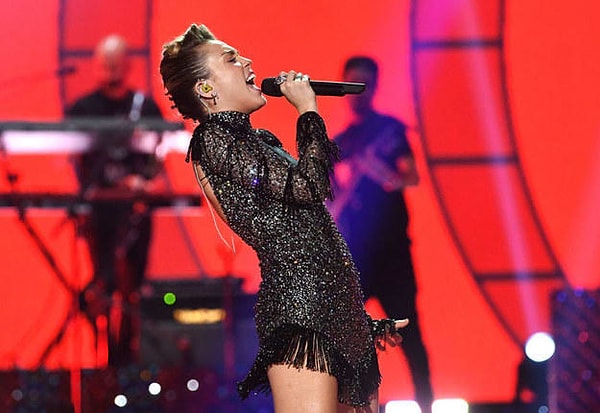 2. С кем помолвлена Майли Сайрус?