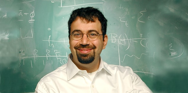 Prof. Dr. Kamer Daron Acemoğlu en saygın eğitim ve araştırma kurumlarından biri olan Massachusetts Teknoloji Enstitüsü'nde İktisat alanında çalışıyor.