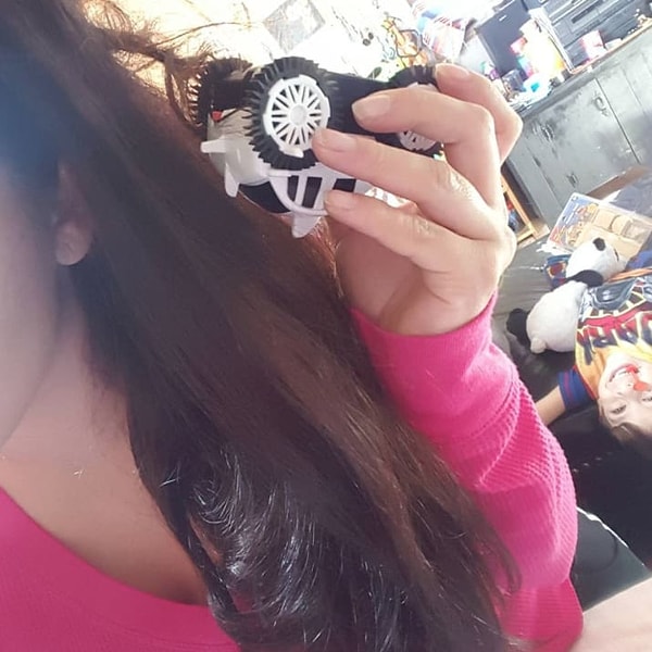 8. Если мама не обращает на тебя внимание, то нужно скорее это исправить, проехав машинкой по ее голове!