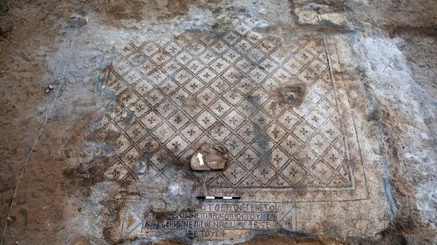 Yazıtın üzerinde Gürcü takvimine yapılan gönderme sayesinde kilisenin inşa tarihi ortaya çıktı.