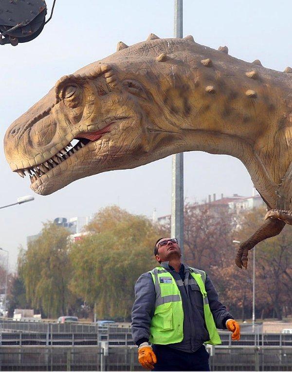 AOÇ kavşağında bulunan dinozor yarım saat süren çalışmanın ardından kaldırıldı.