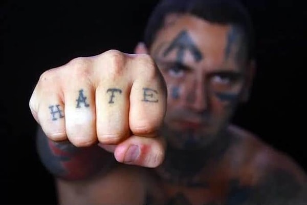 5. Несмотря на то, что Уиднер захотел начать новую жизнь, сделать это было не так-то просто — все его лицо было покрыто тату с нацисткой символикой.