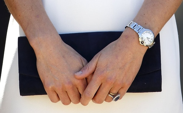 6. В течение поколений в королевской семье существует традиция экстравагантных подарков на рождение наследника. Как правило, это ювелирные изделия. Когда Кейт родила принца Джорджа, было много предположений относительно того, что Уильям преподнесет для своей жены. Кажется, наиболее вероятным кандидатом стало тонкое бриллиантовое кольцо вечности от Annoushka, которое Кейт начала носить вместе с ее обручальным набором и знаковым сапфиром в начале 2014 года.  Сообщалось, что придерживаясь традиции на крупные сапфиры, которые принц ранее дарил своей благоверной, третья годовщина свадьбы королевской четы не обошлась без дизайнерских часов со встроенным синим камушком. Он подарил ей часы Ballon Bleu de Cartier перед тем, как они отправились в тур по Австралии и Новой Зеландии в прошлом году, и она носила их каждый день, пока была вдали от дома.