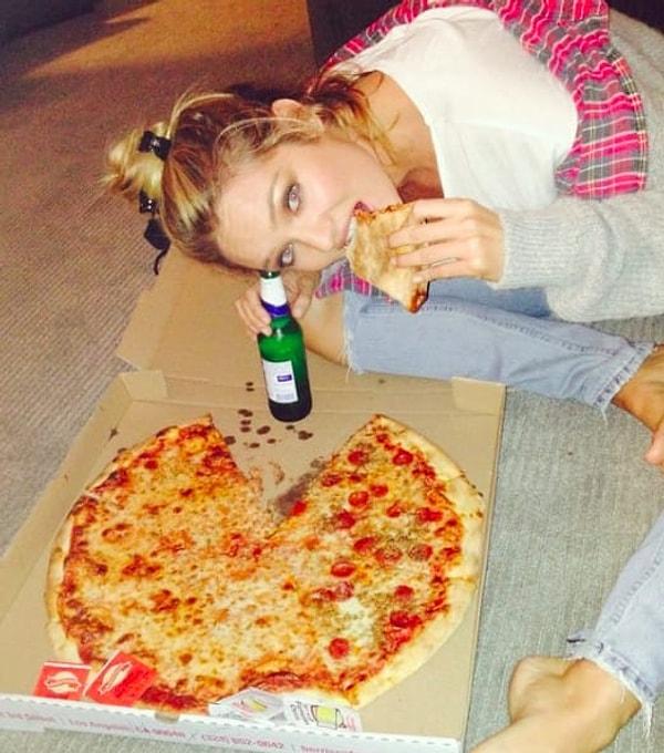 4. Candice Swanepoel pizzasıyla baş başa! 😂🍕