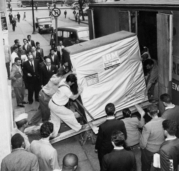 4. 5 MB kapasiteli IBM sabit disk taşınırken, 1956.
