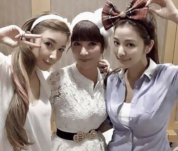 6. "Моей маме (посередине) 63 года"